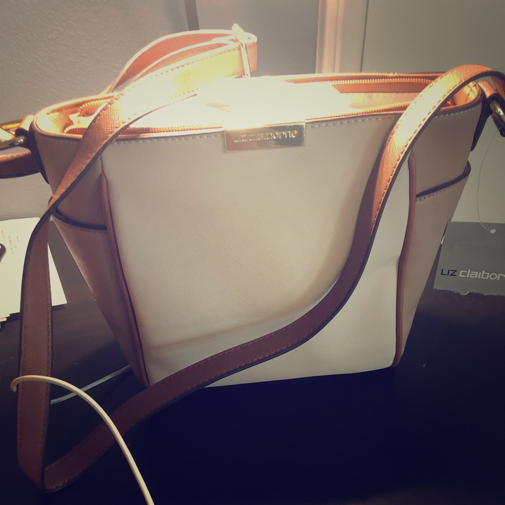 NWT SUPER CUTE LIZ CLAIBORNE CROSS BODY BAG!